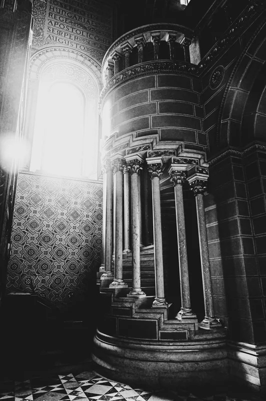 Fény és árnyék a templomban, fekete-fehér fotó