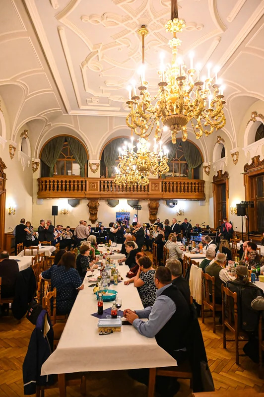 Ünnepi vacsora díszes rendezvényteremben